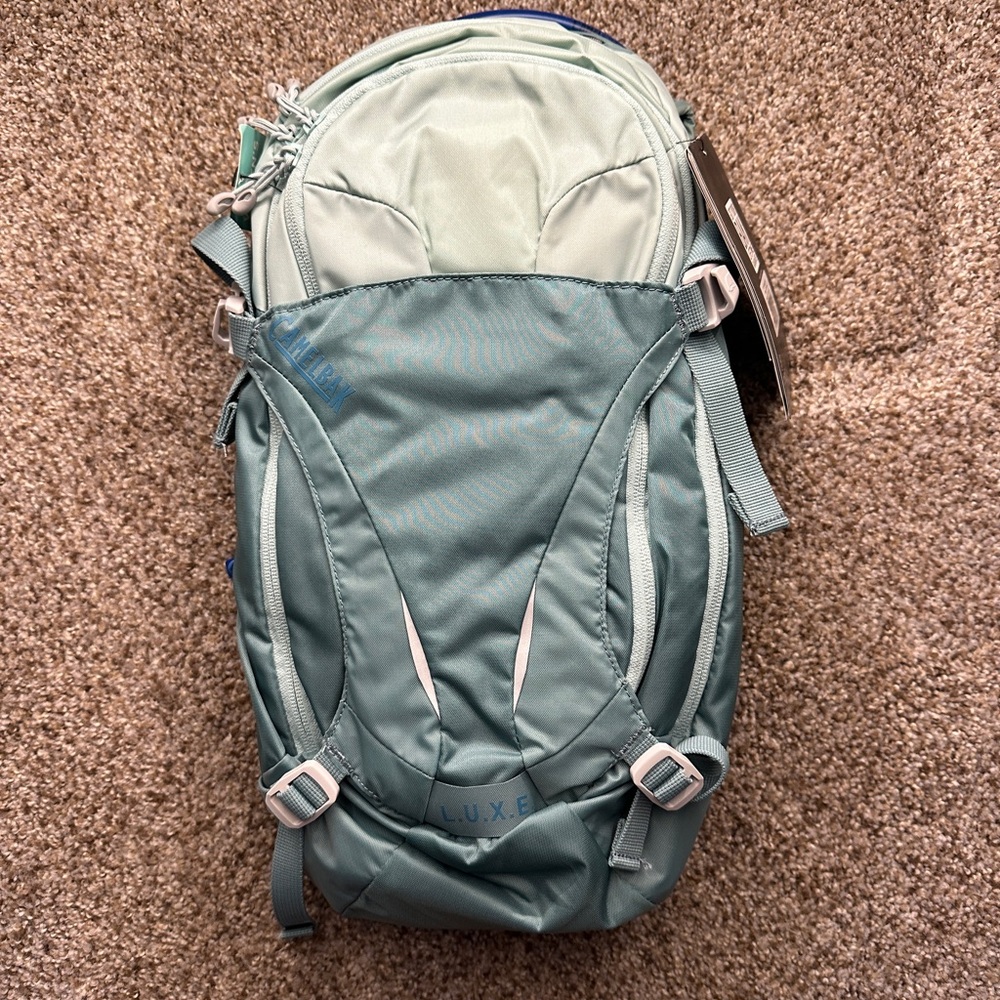 NEW CAMELBAK WOMEN'S L.U.X.E 100 OZ HYDRATION PACK